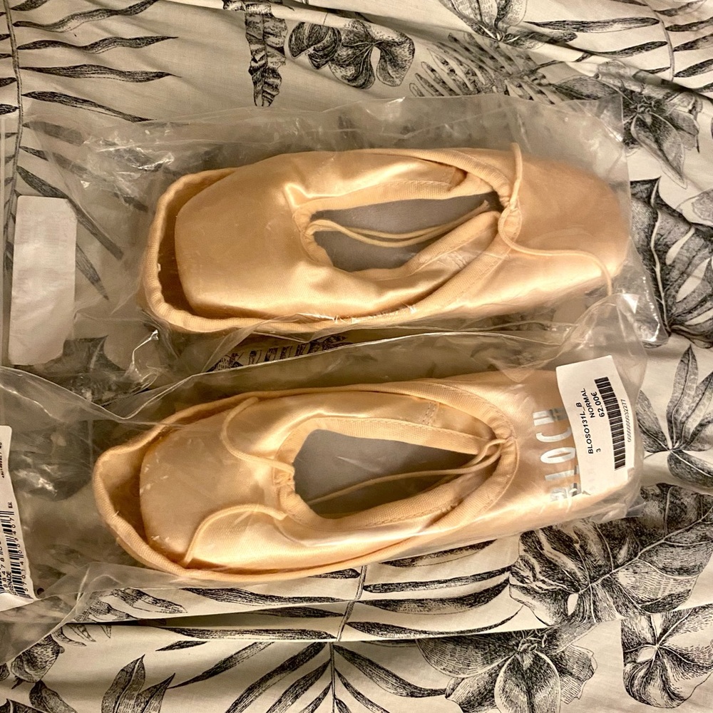 Bloch serenade pointe shoes